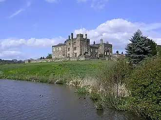 Вид замка со стороны озера