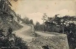 Дорога проходит частично в скальных выборках, частично по терассам на опорных стенках