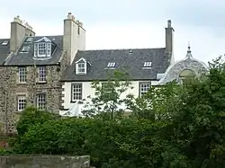 Рок-хаус (в центре) — студия фотографов Роберта Адамсона и Дэвида Хилла