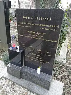 Кенотаф на Ольшанском кладбище в память об Иржи Есенском и его семье.