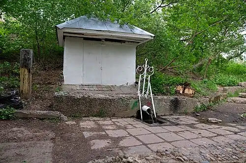 Сохранившийся родник на улице