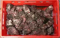 Сырая маринованная свинина для муцбратена