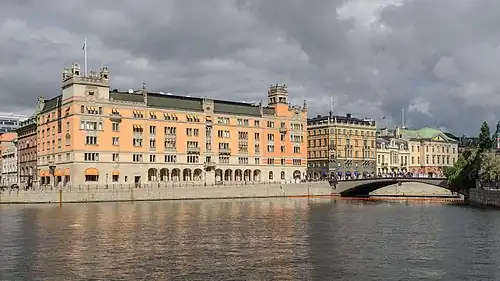 Дворец Русенбад[англ.] и через дом — Сагер-хаус, лето 2014 года.