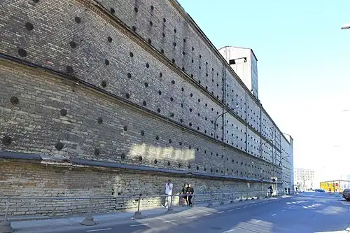 Конечный отрезок улицы.Фасад зернохранилища «Заводов Ротерманна»