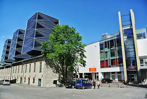 Слева дом 7, справа — выход из кинотеатра Coca-Cola Plaza[эст.]