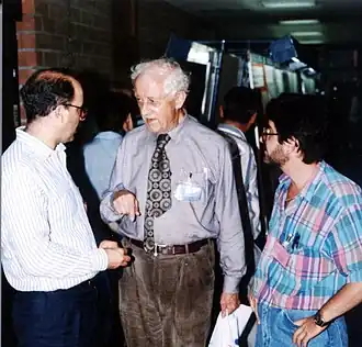 R. Crowson (в центре) с двумя коллегами на Международном конгрессе — International Congress of Coleopterology (сентябрь 1989, Barcelona)