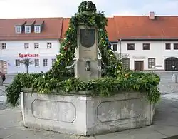 Marktbrunnen, geschmückt für das Osterbrunnensingen des Gemischten Chores