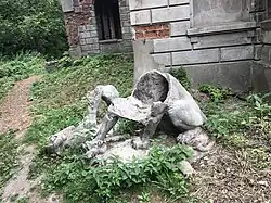 Разрушенная каменная скульптура льва