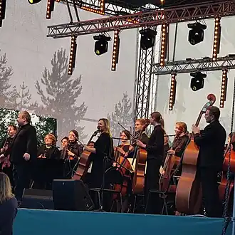 На сцене музыкального фестиваля Ruskeala Symphony 2023, дирижирует Анатолий Рыбалко