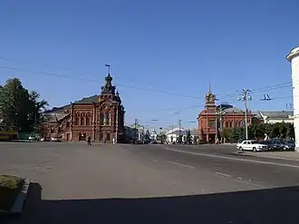 Здания бывшей городской Думы и Сбербанка на Соборной площади. На заднем плане — Золотые ворота