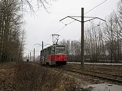 Трамвай КТМ-5, движущийся от посадочной площадки «Центролит» к одноимённому развязочному кругу.