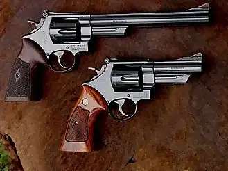 S&W Model 29 со стволами длиной 8⅜ (вверху) и 4 (внизу) дюймов