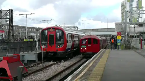 Поезда S- и 1938 серии на станции