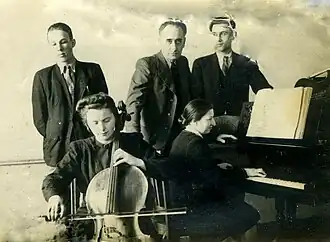 А. Штример в центре