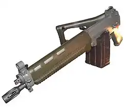 SIG-551 с тремя магазинами, соединёнными заводскими скобами