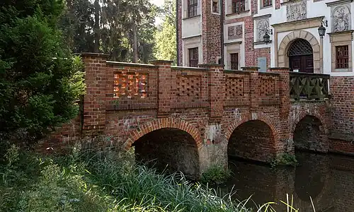 Кирпичный мост надо рвом