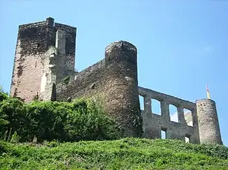 Вид руин замка снизу