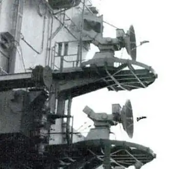 Антенны системы AN/SPN-42 на авианосце CV-67 «Джон Ф. Кеннеди»