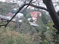 Вид на среднюю станцию со стороны пешеходной дороги