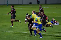 Чилибой Ралепелле (с мячом) в матче за «Тулузу» против «Цебре» 11 октября 2013 года