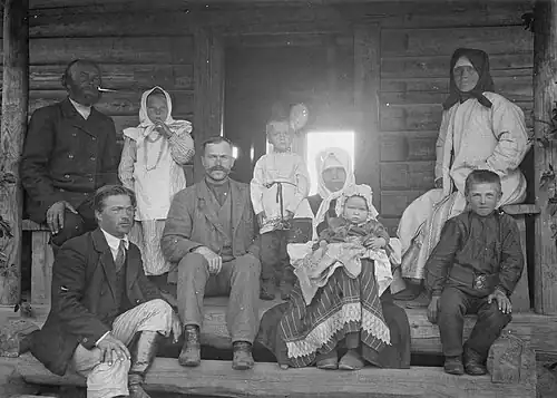 Семья сетусцев на ступеньках дома