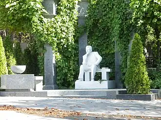 Могила у въезда на кладбище