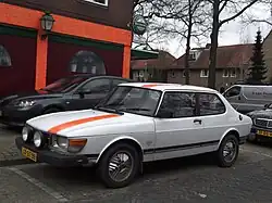 Saab 99 поздних выпусков (1983) с пластиковыми бамперами и полным отсутствием хрома