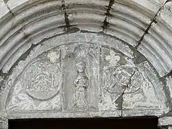 Скульптурный тимпан над порталом церкви