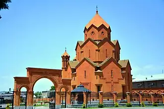 Главный вход на территорию церкви