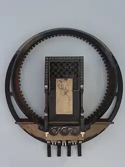 "Предмет салонной мебели, висящий на стене". Ок. 1890 г. Музей художественных ремёсел (Берлин)