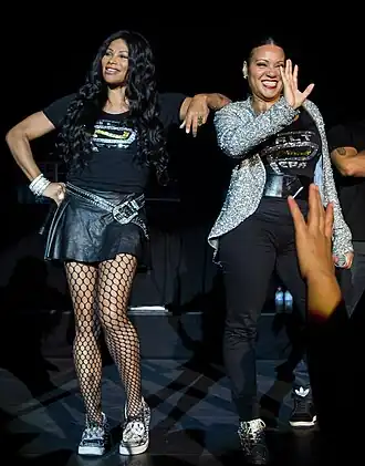 Salt-N-Pepa (Сэнди и Шерил, слева направо) выступают в Canberra Theatre в Австралии, 2013 г.