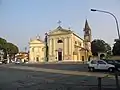 Молельня (слева) и приходской храм святого апостола Петра, вид с площади Santa Toscana.