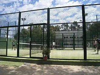 Игроки в падел на падел-корте на открытом воздухе