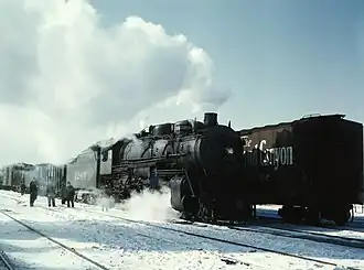 Грузовой поезд на станции дороги Atchison, Topeka and Santa Fe Railway. Во главе поезда паровоз