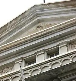 Фронтон фасада здания