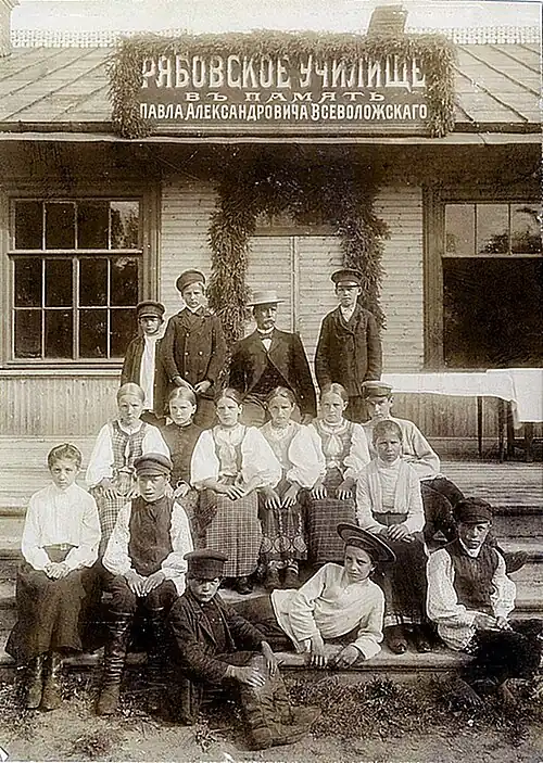 Ученицы Рябовской школы в национальной одежде савакотов