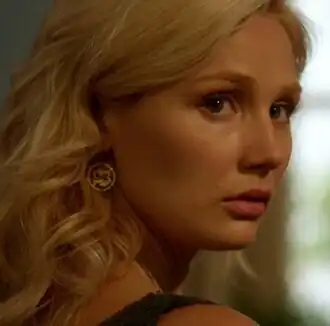 Клер Боуэн в роли Скарлетт О’Коннор