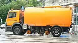 Автомобильно-железнодорожный уборочный автомобиль.