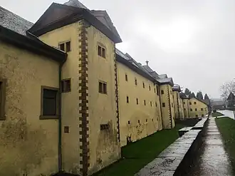 Хозяйственные и административные постройки замка