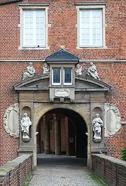 Вход в центральную часть комплекса