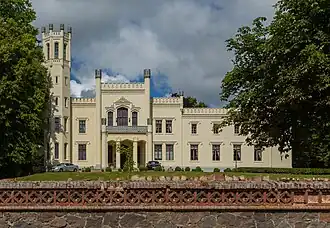 Фасад главного здания комплекса