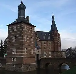 Каменный мост и квадратная башня