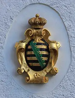 Герб бывших владельцев замка на стене комплекса