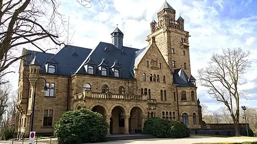 Парадный вход в замок