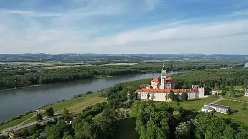 Вид замка на фоне Дуная