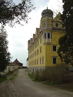 Вид резиденции с западной стороны