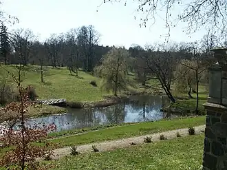 Вид замкового парка в начале весны