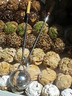 Витрина со шнеебаллями и приспособлением для жарки во фритюре