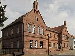 Denkmalgeschütztes Schulgebäude der Grundschule im Ortsteil Pritzerbe