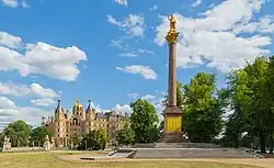 Колонны Победы в память о павших во Франко-прусской войне 1870—1871 годов в Старом городском саду Шверина.